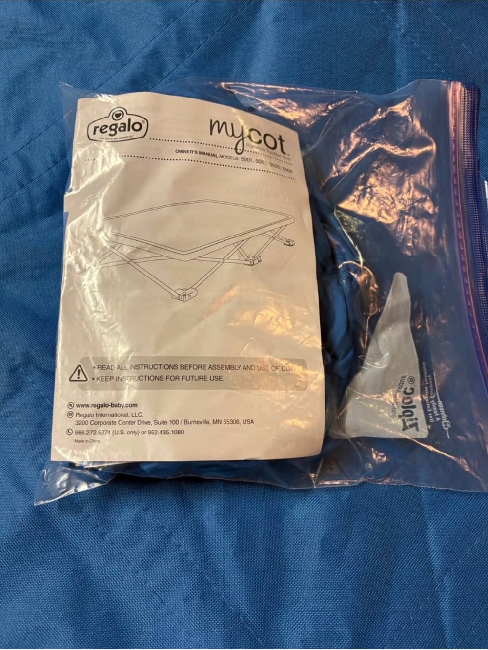 Never Used Regalo Portable Toddler Cot & Sheets - Picture 8 of 8